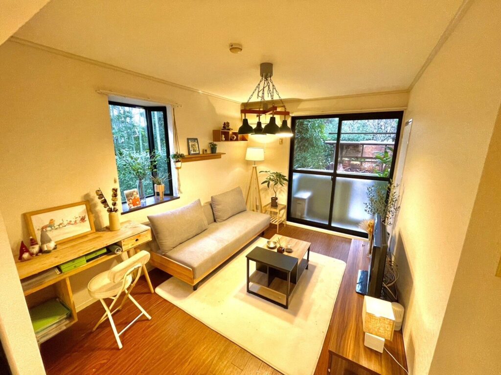 日光が入る明るいリビング